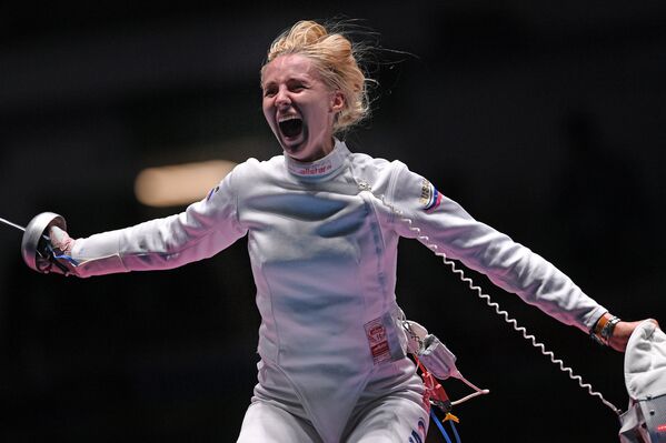 Виолетта Колобова (Россия) после окончания поединка за третье место командного первенства по фехтованию на шпагах среди женщин на XXXI летних Олимпийских играх
