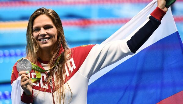 Юлия Ефимова (Россия), завоевавшая серебряную медаль в плавании на 200 м брассом среди женщин, на церемонии награждения XXXI летних Олимпийских игр. Архивное фото