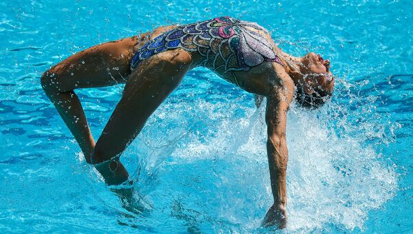 Наталья Ищенко и Светлана Ромашина (Россия) выступают с произвольной программой в предварительном раунде соревнований по синхронному плаванию среди дуэтов на XXXI Олимпийских играх