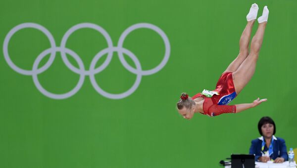 Ангелина Мельникова (Россия) выполняет вольные упражнения в командном многоборье среди женщин на соревнованиях по спортивной гимнастике на XXXI летних Олимпийских играх