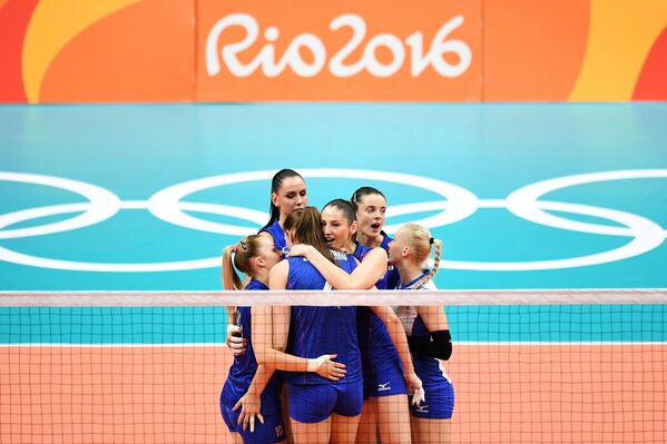 Игроки сборной России радуются выигранному очку в матче группы А женского волейбольного турнира между сборными командами России и Аргентины на XXXI летних Олимпийских играх