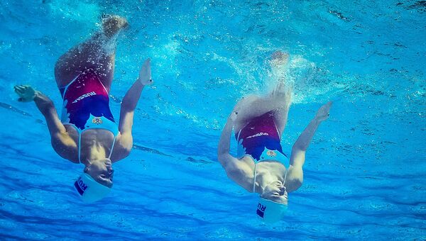 Светлана Ромашина и Наталья Ищенко во время тренировки перед выступлением с произвольной программой в соревнованиях по синхронному плаванию