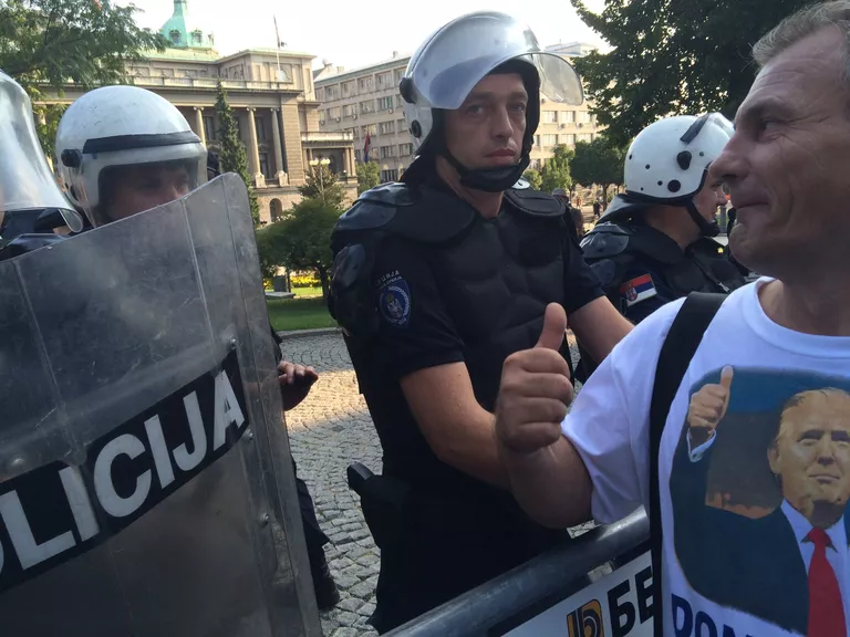 Участник акции протеста возле полицейского кордона Участник акции протеста возле полицейского кордона