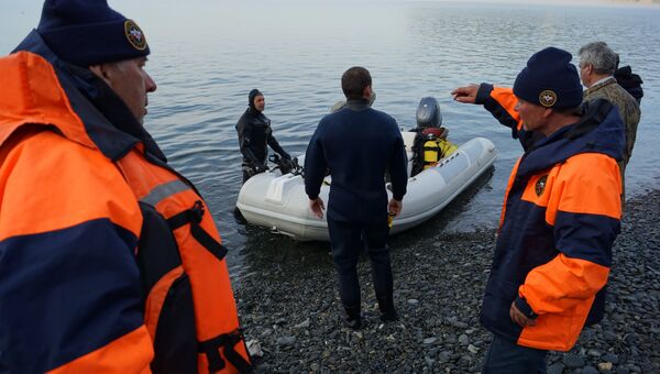 Сотрудники МЧС России во время поисково-спасательной операции. Архивное фото