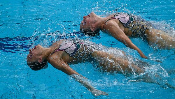 Наталья Ищенко и Светлана Ромашина выступают в финальных соревнованиях по синхронному плаванию на XXXI летних Олимпийских играх