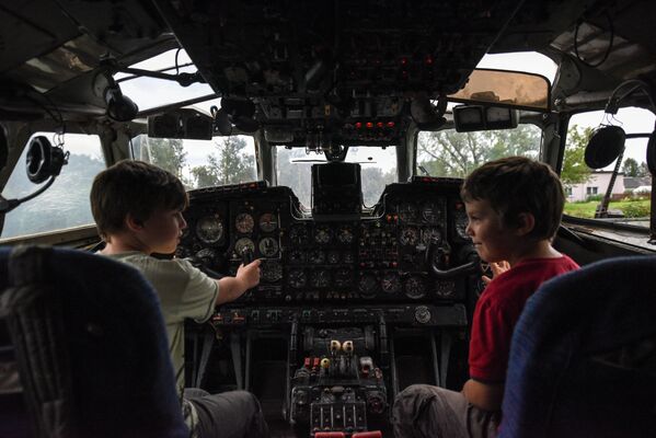 Дети в кабине самолёта Ан-24Б в частном музее восстановленной авиа- и автотехники бывшего авиатехника Рижского аэропорта Юрия Бобовича