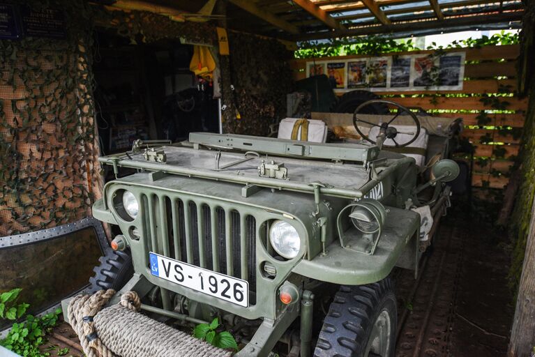 Автомобиль Виллис - экспонат частного музея восстановленной авиа- и автотехники бывшего авиатехника Рижского аэропорта Юрия Бобовича