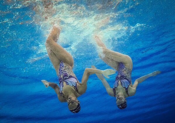 Наталья Ищенко и Светлана Ромашина (Россия) выступают в финальных соревнованиях по синхронному плаванию на XXXI летних Олимпийских играх