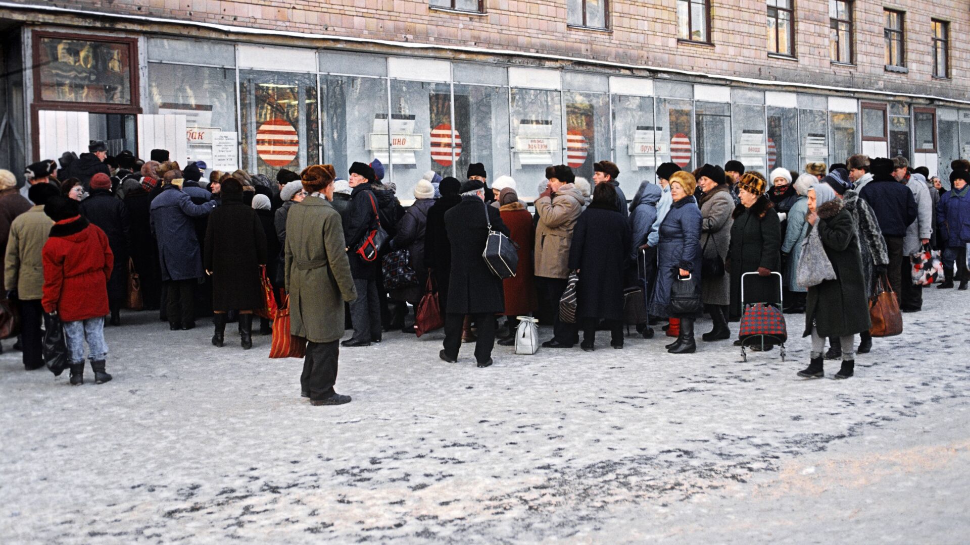 Очередь в продуктовый магазин в Москве - РИА Новости, 1920, 08.12.2021