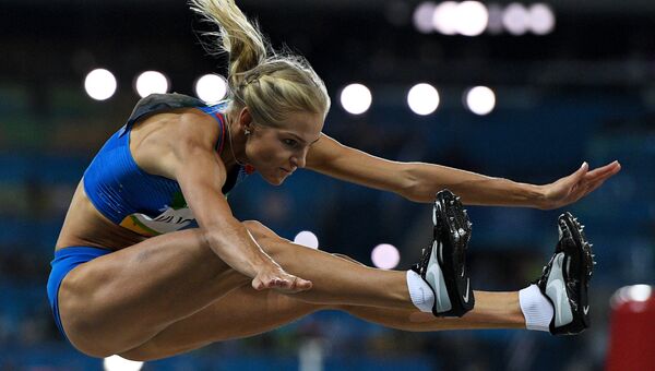 Дарья Клишина (Россия) во время квалификационных соревнований по прыжкам в длину на XXXI летних Олимпийских играх