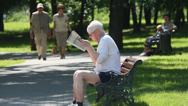 Пенсионер в парке в Москве