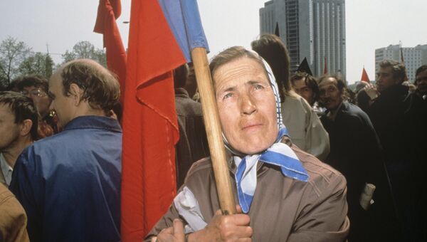 Участница митинга у тюрьмы Матросская тишина, где содержатся члены ГКЧП. 1992 год