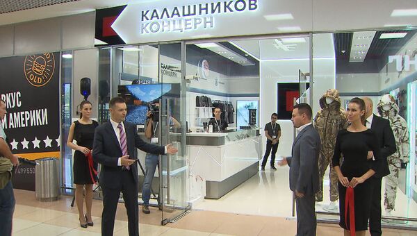 Макеты оружия, гаджеты и камуфло – в Шереметьево открылся магазин Калашников