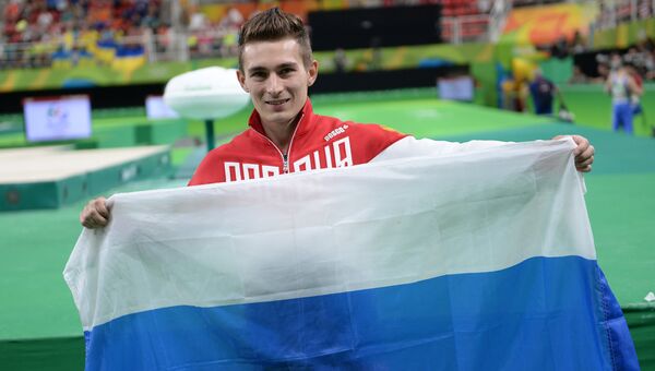 Давид Белявский (Россия), завоевавший бронзовую медаль в упражнениях на брусьях на XXXI летних Олимпийских играх