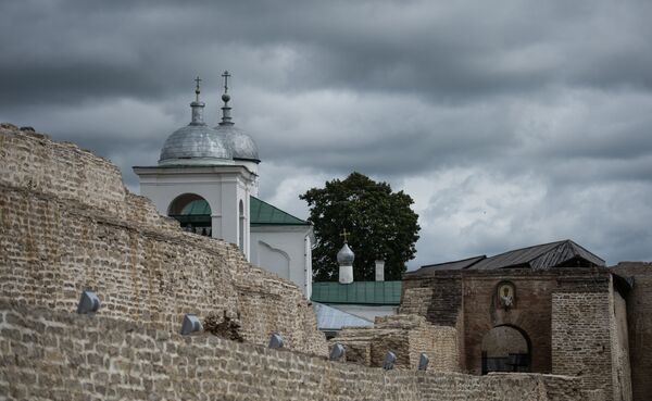 Крепостная стена Изборской крепости и купола Никольского собора в Изборске Псковской области