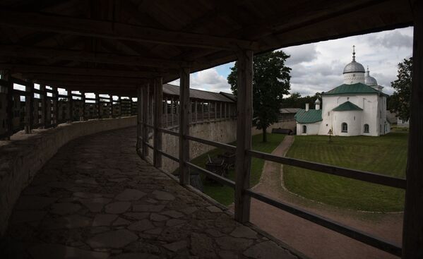 Крепостная стена и Никольский собор на территории Изборской крепости в Изборске Псковской области