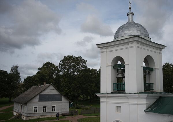 Колокольня Никольского собора на территории Изборской крепости в Изборске Псковской области