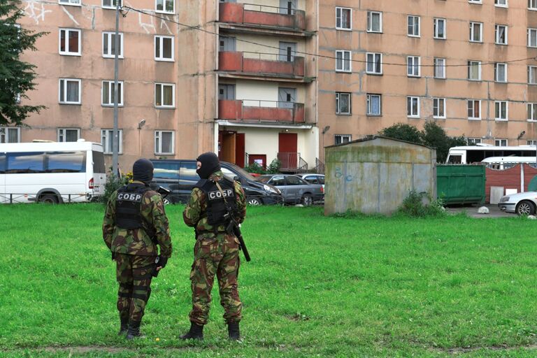 Сотрудники специального отряда быстрого реагирования у одной из многоэтажек Санкт-Петербурга во время спецоперации по задержанию предполагаемых участников бандгрупп Северо-Кавказского региона