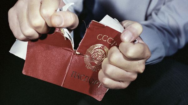 Человек рвет советский паспорт. Кадр из фильма киностудии Таджикфильм