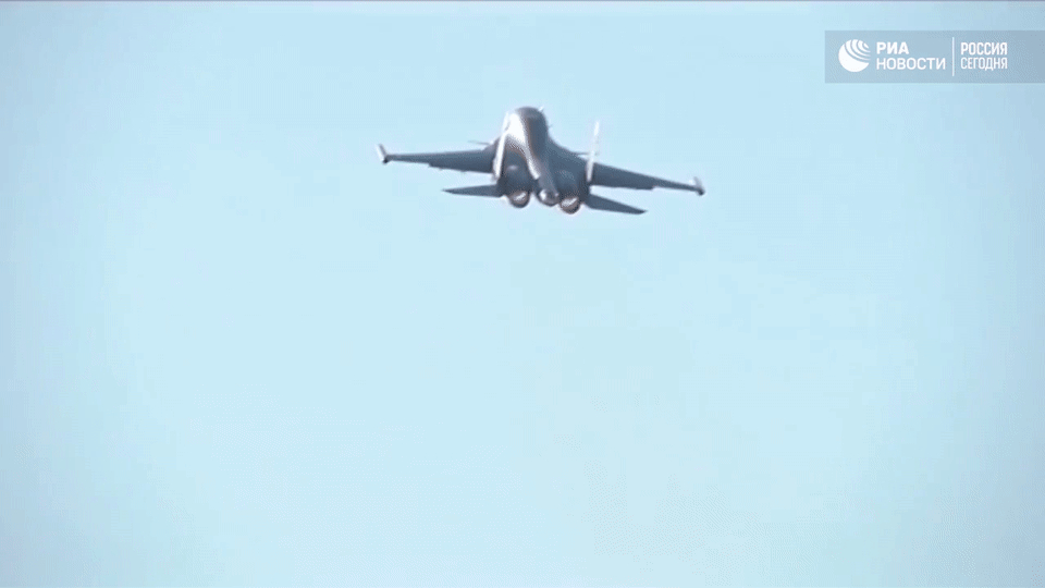 Бомбардировщик ВКС РФ Су-34 во время нанесения бомбовых авиаударов по объектам ИГ в провинции Дейр-эз-Зор в Сирии