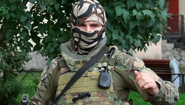 Сотрудник правоохранительных органов во время спецоперации по задержанию предполагаемых участников бандгрупп Северо-Кавказского региона