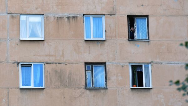 Окна одной из многоэтажек Санкт-Петербурга во время спецоперации по задержанию предполагаемых участников бандгрупп Северо-Кавказского регион