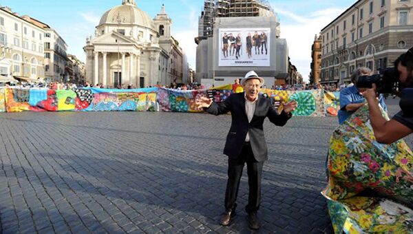 Фотограф и художник Карло Риккарди на площади Пьяцца дель Пополо в Риме