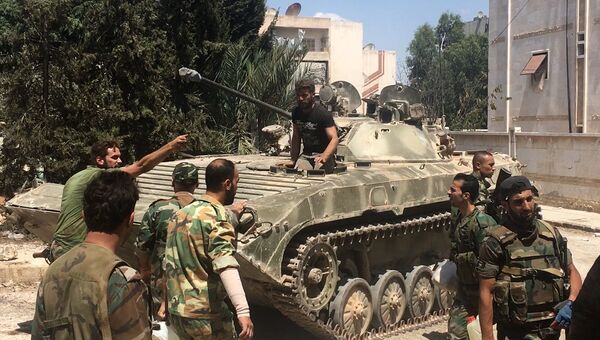 Бойцы сирийской армии при штурме военных училищ на юго-западе Алеппо