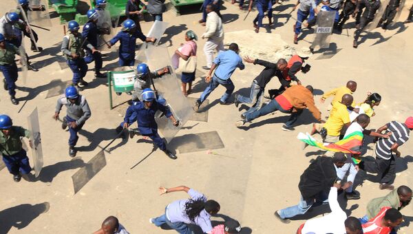 Полиция Зимбабве разгоняет протестующих. Архивное фото