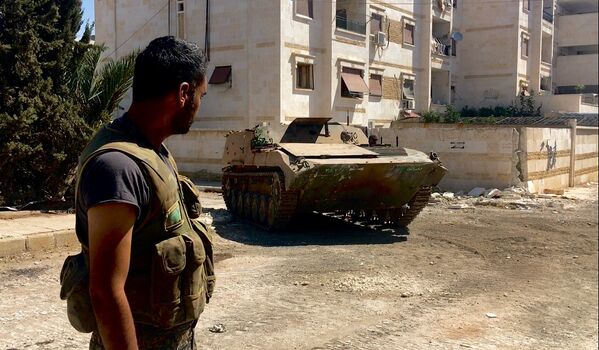 Бойцы сирийской армии при штурме военных училищ на юго-западе Алеппо