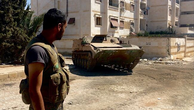 Бойцы сирийской армии при штурме военных училищ на юго-западе Алеппо. Архивное фото