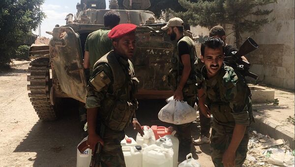 Бойцы сирийской армии запасаются водой при штурме военных училищ на юго-западе Алеппо. Архивное фото