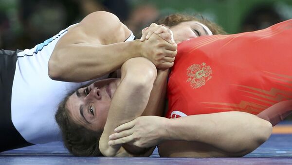 Наталья Воробьева (Россия) и Ахмед Энас (Египет) в полуфинале соревнований по вольной борьбе на Олимпийских играх в Рио-де-Жанейро