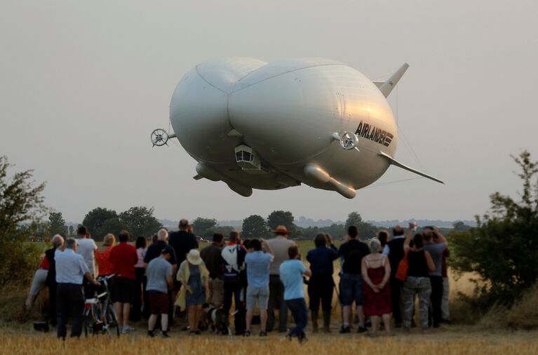 Воздушное судно Airlander 10 поднимается в небо в Великобритании