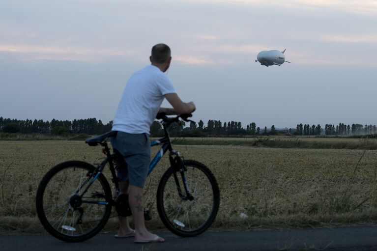 Воздушное судно Airlander 10 поднимается в небо в Великобритании