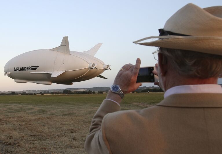 Воздушное судно Airlander 10 поднимается в небо в Великобритании