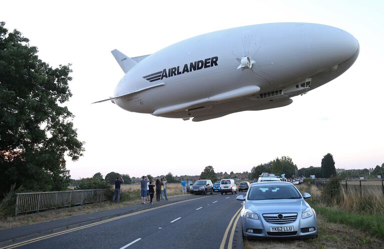 Запуск воздушного судна Airlander 10 на аэродроме в Великобритании