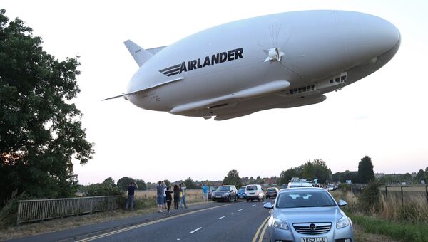 Запуск воздушного судна Airlander 10 на аэродроме в Великобритании