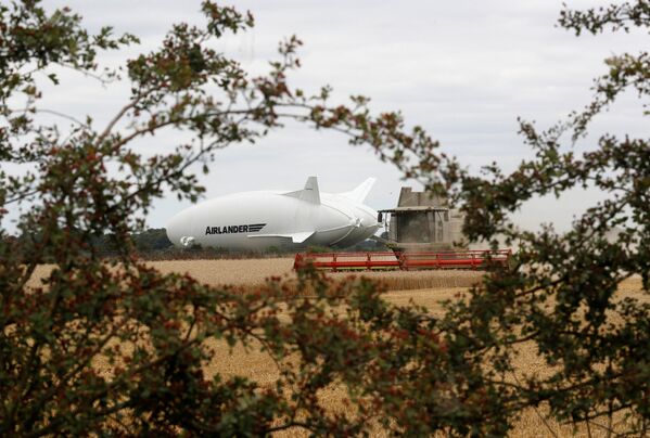 Тестовый запуск воздушного судна Airlander 10 на аэродроме в Великобритании