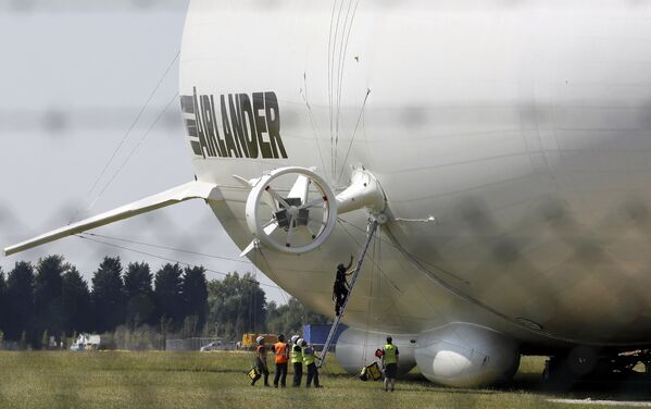 Запуск воздушного судна Airlander 10 на аэродроме в Великобритании
