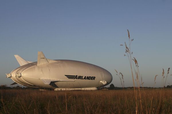 Тестовый запуск воздушного судна Airlander 10 на аэродроме в Великобритании