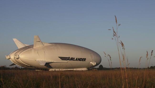 Тестовый запуск воздушного судна Airlander 10 на аэродроме в Великобритании