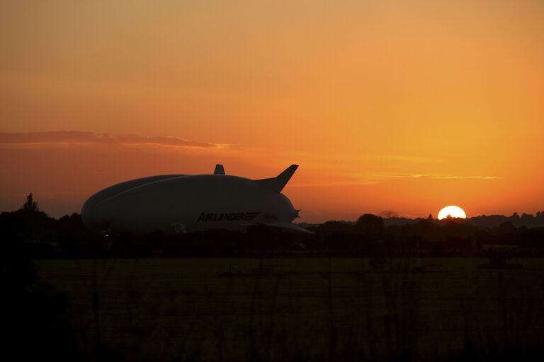 Тестовый запуск воздушного судна Airlander 10 на аэродроме в Великобритании