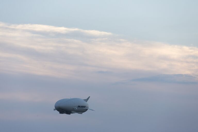 Воздушное судно Airlander 10 поднимается в небо в Великобритании