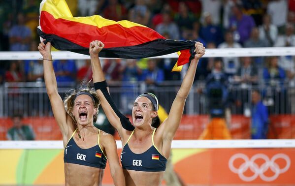 Немецкие волейболистки Лаура Людвиг и Кира Валькенхорст радуются победе