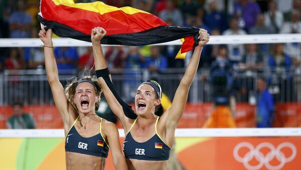 Немецкие волейболистки Лаура Людвиг и Кира Валькенхорст радуются победе