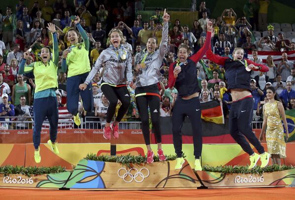 Церемония награждения победительниц олимпийского турнира по пляжному волейболу в Рио-де-Жанейро