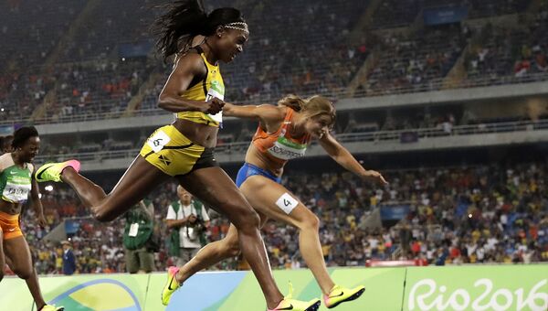 Ямайская бегунья Элейн Томпсон в финальном забеге на дистанции 200 метров на Олимпиаде в Рио-де-Жанейро