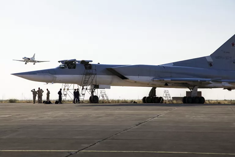 Дальние сверхзвуковые бомбардировщики-ракетоносецы Ту-22 М3 на авиабазе Хамадан в Иране Дальние сверхзвуковые бомбардировщики-ракетоносецы Ту-22 М3 на авиабазе Хамадан в Иране
