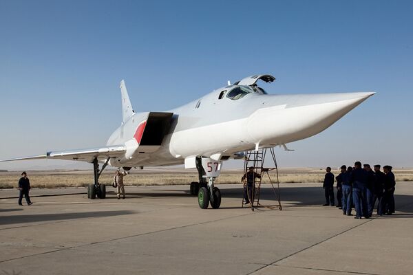 Дальний сверхзвуковой бомбардировщик-ракетоносец Ту-22 М3 на авиабазе Хамадан в Иране. Август 2016 Дальний сверхзвуковой бомбардировщик-ракетоносец Ту-22 М3 на авиабазе Хамадан в Иране. Август 2016
